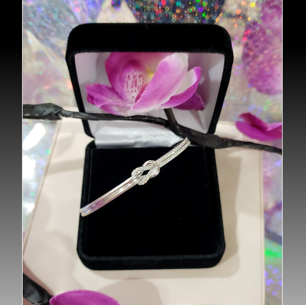 🚫 SOLD 🚫 Swarovski Lifelong Bangle Bracelet 🌺